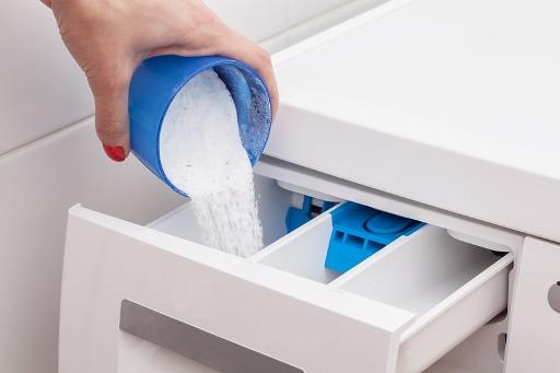 Khi giặt quần áo tại nhà thì nên chọn loại bột giặt nào