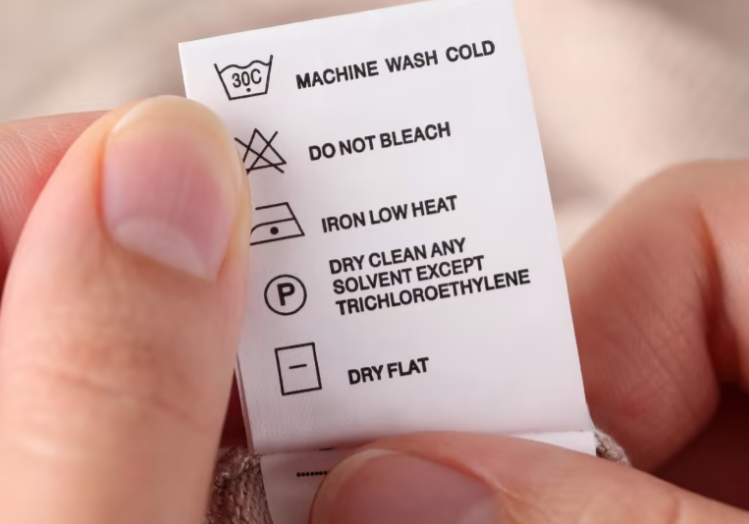 Các ký hiệu chỉ dẫn chăm sóc giặt ủi (Laundry Symbols) của nhà sản xuất được gắn lên quần áo