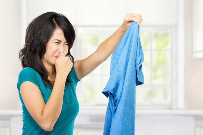 Quần áo bị hôi khi giặt ủi tại tiệm giặt ủi